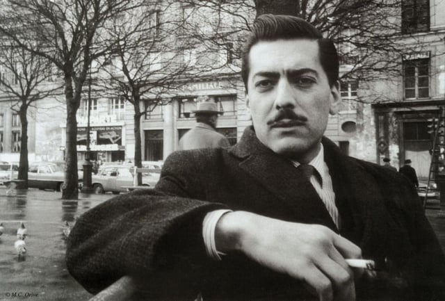 Mario Vargas Llosa, en París en 1961, del libroe ‘La libertad y la vida’.   |
