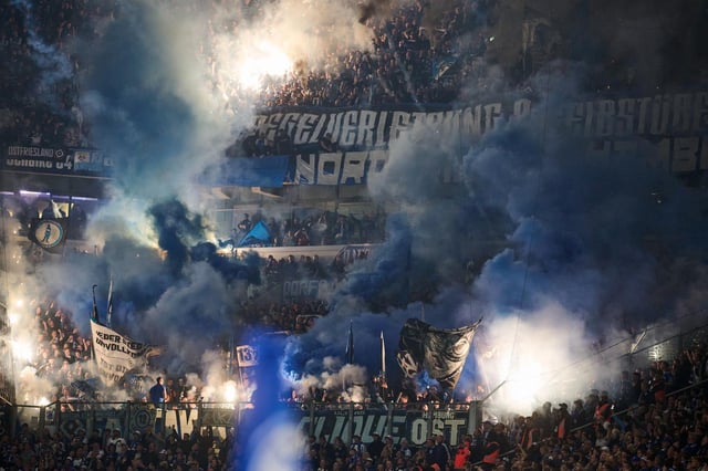 Das Abbrennen von Pyrotechnik sorgte für eine Spielunterbrechung – danach traten die Schalker Kicker geschlossener auf