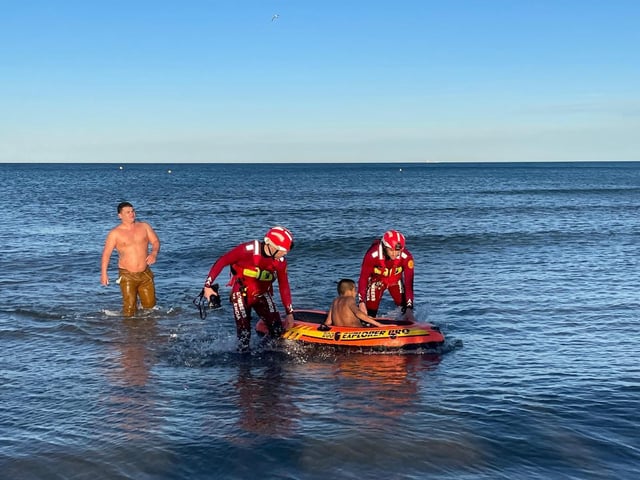 Los bomberos rescatan a un menor que se encontraba en una barca hinchable en la playa de la Malva-rosa