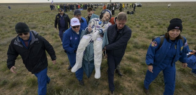 Cette photo fournie par la Nasa montre l'astronaute américain Don Pettit transporté pour des examens médicaux juste après qu'il a atterri avec les cosmonautes russes Alexeï Ovchinin et Ivan Vagner à bord de leur vaisseau Soyouz MS-26 au Kazakhstan le 20 avril 2025