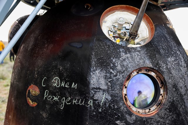 Le message «Joyeux Anniversaire !» est écrit sur la capsule spatiale Soyuz MS-26 atterrie le jour des 70 ans de l’astronaute de la NASA Don Pettit, dans une zone reculée près du Kazakhstan, le 20 avril 2025.