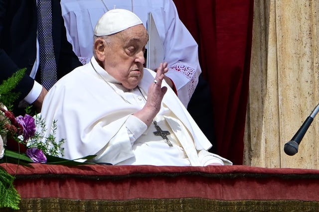 Messe de Pâques: le pape François salue la foule rassemblée sur la place Saint-Pierre