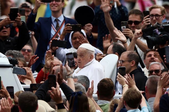 Pâques: affaibli, le pape François déambule sur la place Saint-Pierre au Vatican