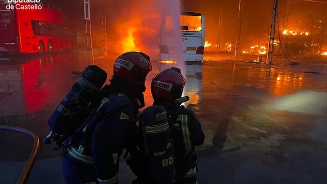 El fuego fue extinguido sobre la 01.48 horas de este sábado 
