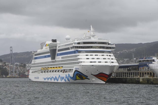 El AidaDiva, este domingo en aguas de Vigo.