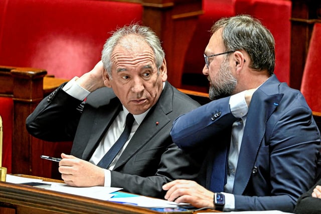 Le Premier ministre François Bayrou et Patrick Mignola à l'Assemblée nationale, le 10 février 2025.
