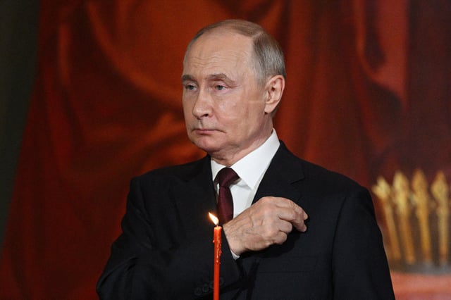 En proposant la suspension des combats pour Pâques, le chef du Kremlin (ici, dimanche, lors de la messe pascale, à Moscou) a notamment voulu apaiser l’exaspération grandissante de son imprévisible homologue américain.
