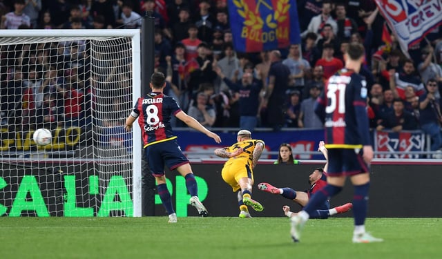 Soccer Football - Serie A - Bologna v Inter Milan - Stadio Renato Dall'Ara, Bologna, Italy - April 20, 2025 Bologna's Riccardo Orsolini scores their first goal REUTERS/Jennifer Lorenzini