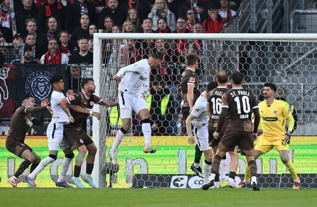 Soccer Football - Bundesliga - St. Pauli v Bayer Leverkusen - Millerntor-Stadion, Hamburg, Germany - April 20, 2025  Bayer Leverkusen's Patrik Schick scores their first goal REUTERS/Carmen Jaspersen