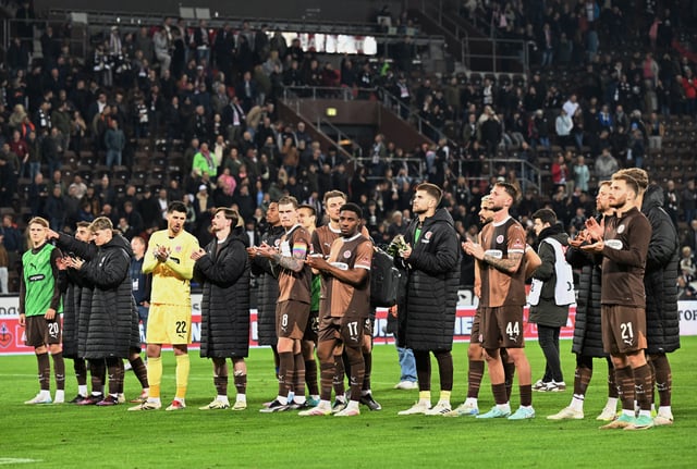 Soccer Football - Bundesliga - St. Pauli v Bayer Leverkusen - Millerntor-Stadion, Hamburg, Germany - April 20, 2025  St. Pauli players applaud the fans after the match REUTERS/Carmen Jaspersen