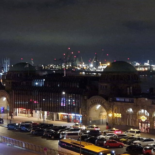 Die beleuchteten Landungsbruecken in Hamburg St. Pauli (Symbolbild)