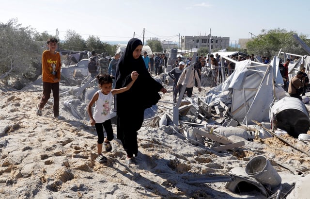 Les Palestiniens après qu’une frappe israélienne a touché un camp de tentes abritant des personnes déplacées, à Khan Younis, dans le sud de la bande de Gaza, le 19 avril dernier.