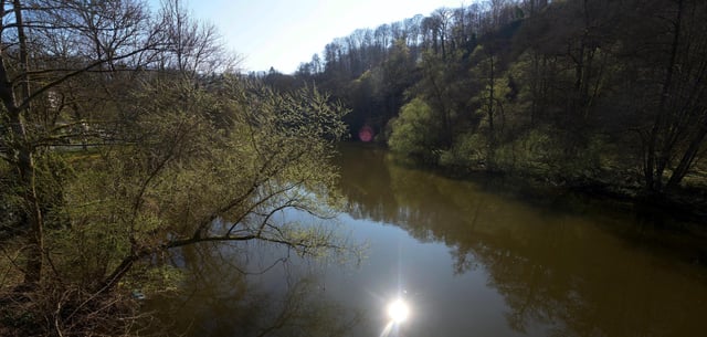 Die Polizei suchte in der Lahn in Weilburg nach Pawlos. Nun wurde dort eine Kinderleiche geborgen