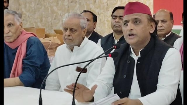 Samajwadi Party chief Akhilesh Yadav talking to media persons in Prayagraj on April 20. (HT photo)