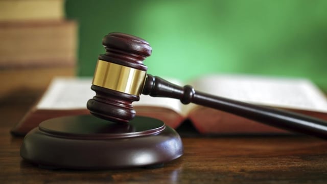 Gavel and law books ()