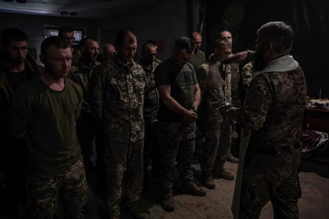 El capellán militar Oleksandr da misa el Domingo de Pascua para uno de los batallones de la 93ª Brigada del Ejército Ucraniano en Donetsk.