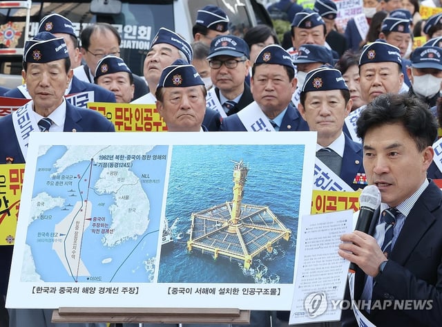 An official from the Korean Veterans Association explains China's recent installation of a steel structure in the Provisional Maritime Zone in the Yellow Sea during a rally in Seoul on March 31, 2025. (Yonhap)