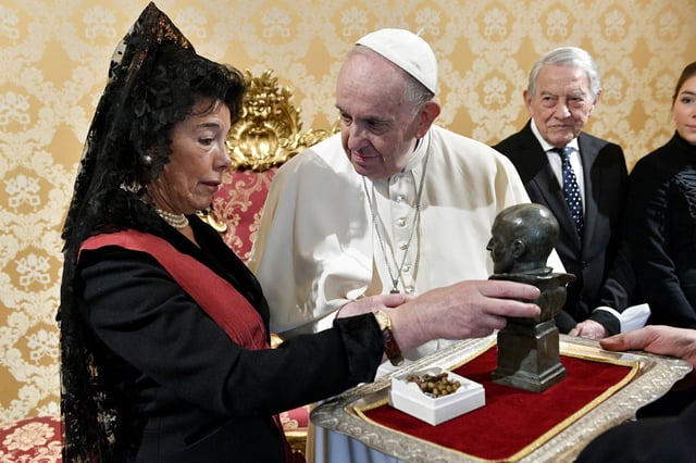 Ciudad del Vaticano, 18/03/2022.- Isabel Celaá entrega sus credenciales al Papa Francisco como Embajadora de España ante la Santa Sede