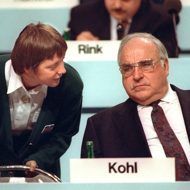 Helmut Kohl nach der Wende mit Angela Merkel 1991.