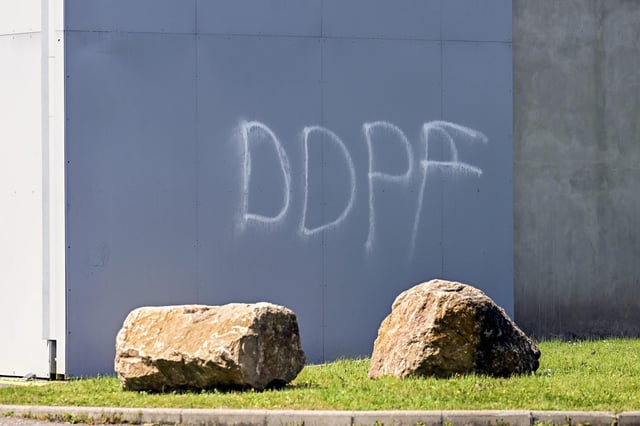 L’inscription « DDPF » taguée sur la maison d’arrêt de Corbas, près de Lyon. De nouveaux incidents autour de prisons du Rhône et de l’Isère ont eu lieu dans la nuit de dimanche 20 à lundi 21 avril 2025.
