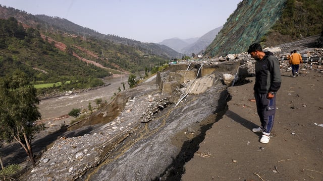 The Jammu-Srinagar National Highway closed down because of landslides caused by heavy rain in the region.
