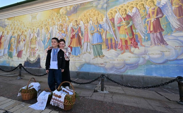 Une mère et son fils après l'office de Pâques à Kyiv, le 20 avril 2025.