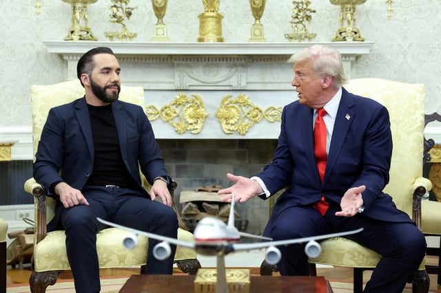 U.S. President Donald Trump meets with El Salvador President Nayib Bukele in the Oval Office at the White House in Washington, D.C., U.S., April 14, 2025. REUTERS/Kevin Lamarque/File Photo