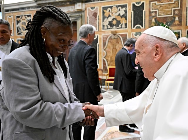 VATICAN CITY, VATICAN - JUNE 14: (EDITOR NOTE: STRICTLY EDITORIAL USE ONLY - NO MERCHANDISING). Pope Francis meets with Whoopi Goldberg during an audience with artists from the world of humour at the Apostolic Palace on June 14, 2024 in Vatican City, Vatican. Pope Francis met with more than 100 comedians from around the world, encouraging them to cheer people up and help people see reality with all its contradictions. (Photo by Vatican Media via Vatican Pool/Getty Images)