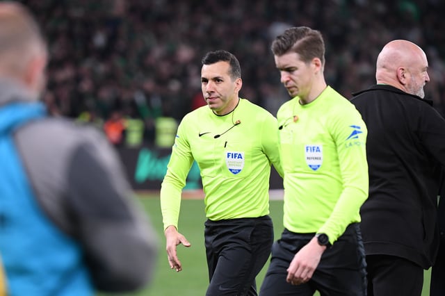 L’arbitre de touche Mehdi Rahmouni (au centre) a reçu une pièce sur la tête pendant le match entre Saint-Étienne et Lyon en Ligue 1.