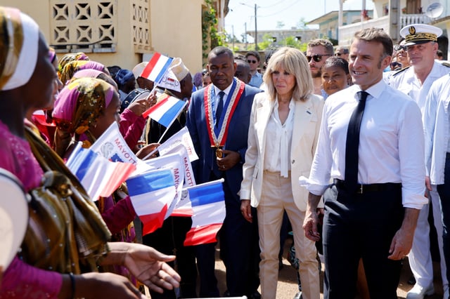 Emmanuel Macron et Brigitte Macron dans le centre-ville de Tsingoni, à Mayotte, le 21 avril 2025.