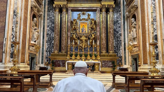 Première prière publique pour le pape à la place Saint-Pierre