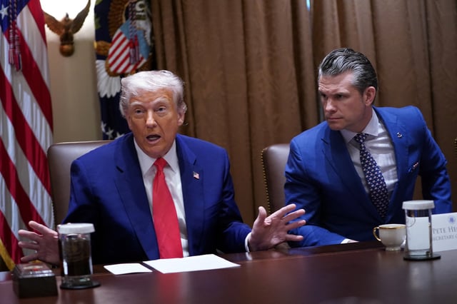 Donald Trump et son secrétaire à la Défense, Pete Hegseth, lors d’une réunion du cabinet à la Maison-Blanche le 10 avril 2025.