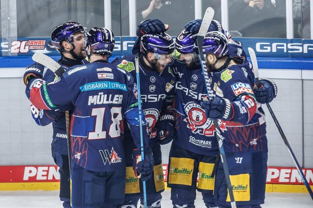 Die Eisbären feiern einen ungefährdeten Sieg gegen Köln