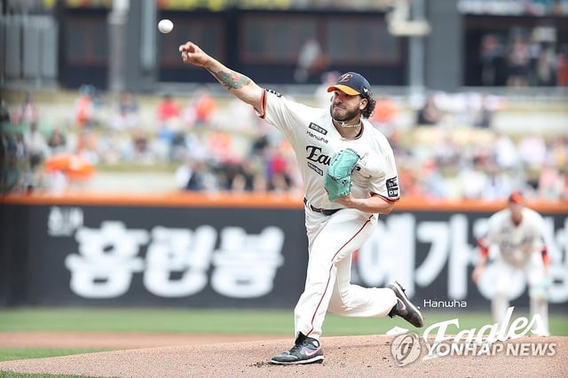 Hanwha Eagles starter Cody Ponce pitches against the NC Dinos during a Korea Baseball Organization regular-season game at Daejeon Hanwha Life Ballpark in Daejeon, some 140 kilometers south of Seoul, on April 20, 2025, in this photo provided by the Eagles. (PHOTO NOT FOR SALE) (Yonhap)