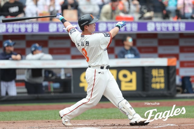 Roh Si-hwan of the Hanwha Eagles hits a solo home run against the NC Dinos during a Korea Baseball Organization regular-season game at Daejeon Hanwha Life Ballpark in Daejeon, some 140 kilometers south of Seoul, on April 20, 2025, in this photo provided by the Eagles. (PHOTO NOT FOR SALE) (Yonhap)