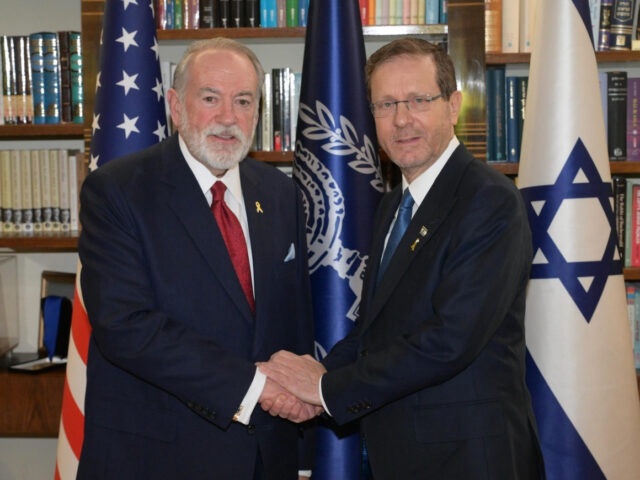 Huckabee and Herzog (Amos Ben-Gershom GPO)