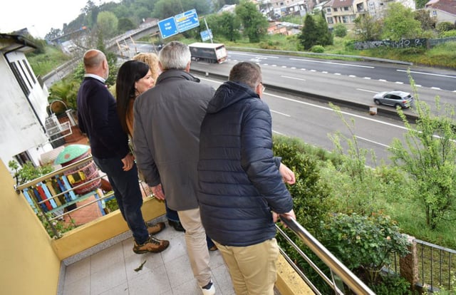 La alcaldesa y concejales visitaron las viviendas afectadas.