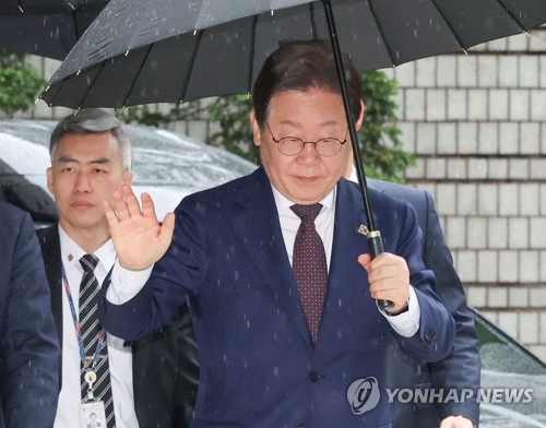 Lee Jae-myung (C), former leader of the Democratic Party, arrives at the Seoul Central District Court in southern Seoul on April 22, 2025. (Yonhap)