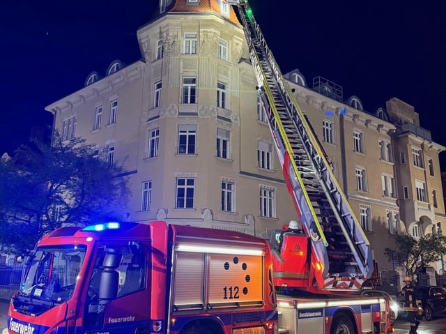 In der Völkstraße in der Augsburger Innenstadt ist am frühen Dienstagmorgen ein Feuer in einem Kellerabteil ausgebrochen. Die Feuerwehr rückte zu einem Großeinsatz aus.