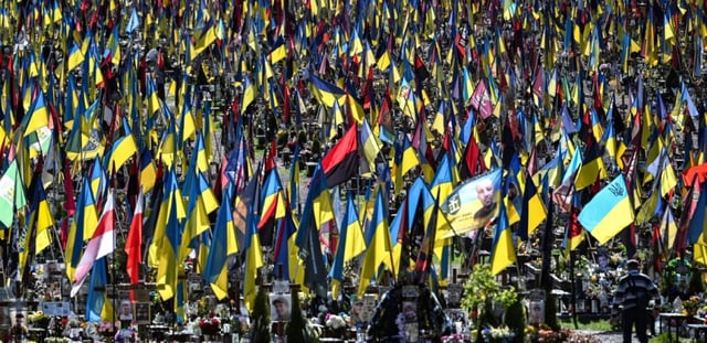 Le cimetière militaire Lychakiv, à Lviv, décoré de drapeaux ukrainiens, le dimanche de Pâques, le 20 avril 2025