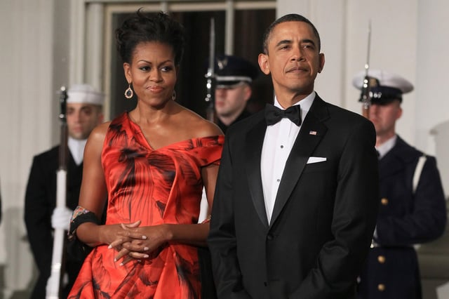 Michelle Obama and Barack Obama welcome Chinese President Hu Jintao for a State dinner at the White House on January 19, 2011 in Washington, D.C.