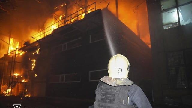 Rettungskräfte arbeiten am Ort eines Drohnenangriffs in Odessa