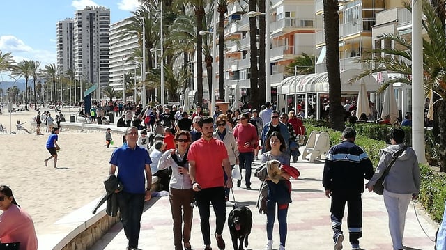 El paseo marítimo de Cullera repleto de visitantes.