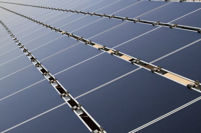 in Reihen verlegte Solarpanele