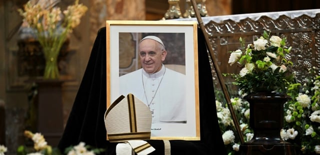 AFP - Un portrait du pape François dans la cathédrale de Buenos Aires le 21 avril 2025