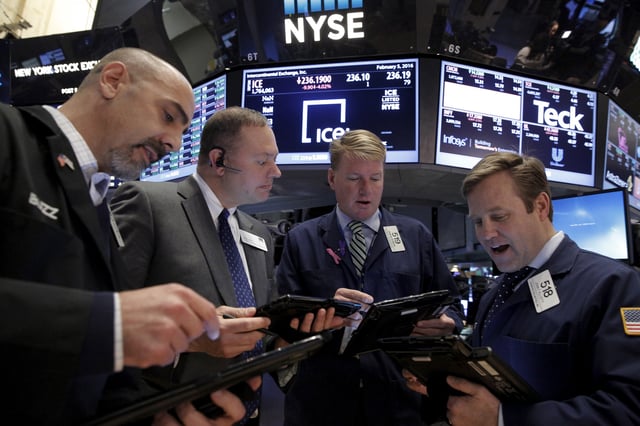 Traders work with a floor official (2nd L) on the floor of the New York Stock Exchange (NYSE)  February 5, 2016. REUTERS/Brendan McDermid