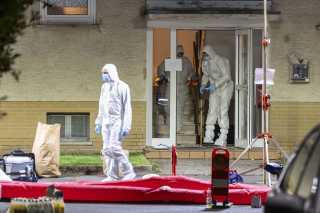 Die Spurensicherung der Polizei arbeitet an einem Tatort, nachdem zwei Türken erschossen worden. Foto: picture alliance/dpa | Helmut Fricke