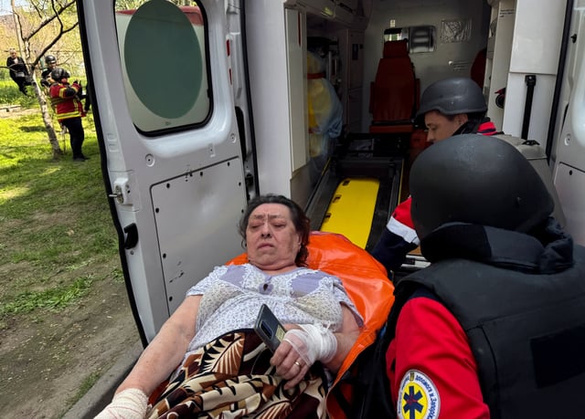Medical workers evacuate a wounded person from an apartment building damaged during a Russian air strike, amid Russia's attack on Ukraine, in Zaporizhzhia, Ukraine April 22, 2025. REUTERS/Stringer