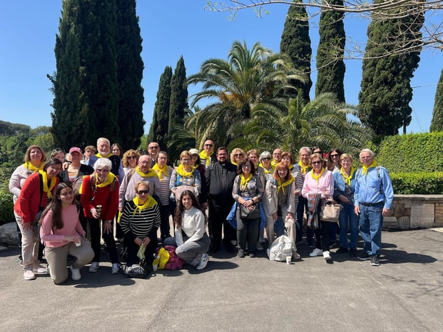 Grupo de peregrinos de la parroquia de San Juan Bautista de Alzira, fuera de las catacumbas de San Calixto en Roma, donde han celebrado una misa en honor al difunto papa Francisco.