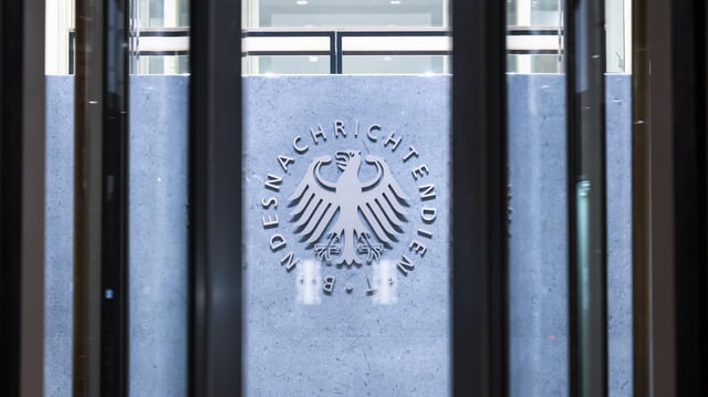 An einem Eingang der Zentrale des Bundesnachrichtendienstes steht der Schriftzug des Geheimdienstes.